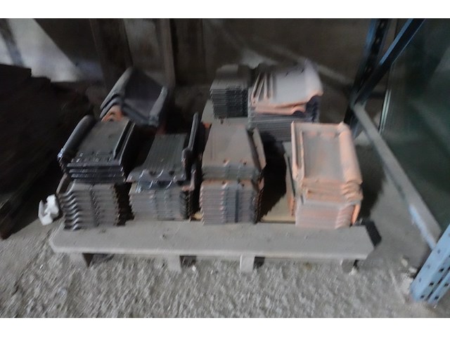 Grote partij diverse dakpannen - afbeelding 9 van  15