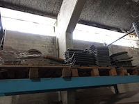 Grote partij diverse dakpannen - afbeelding 11 van  15