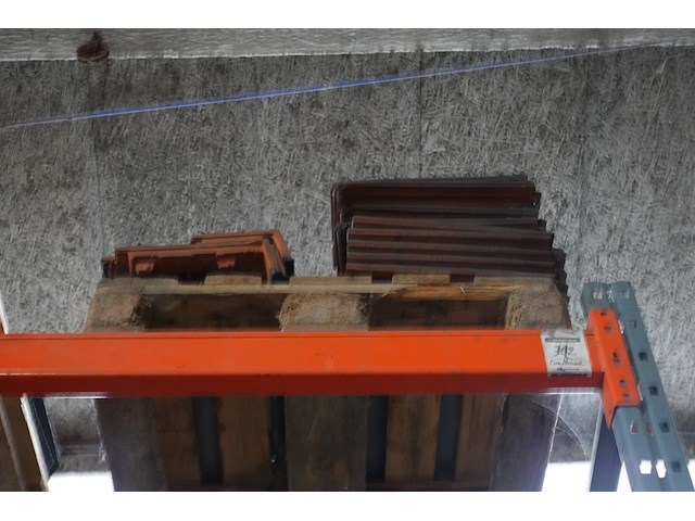 Grote partij diverse dakpannen - afbeelding 12 van  15