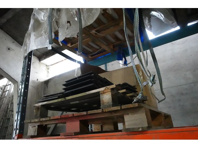 Grote partij diverse dakpannen - afbeelding 14 van  15