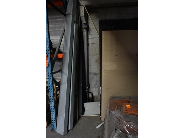 Grote partij diverse dakpannen - afbeelding 2 van  10