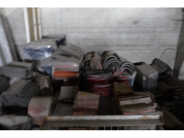 Grote partij diverse dakpannen - afbeelding 5 van  10