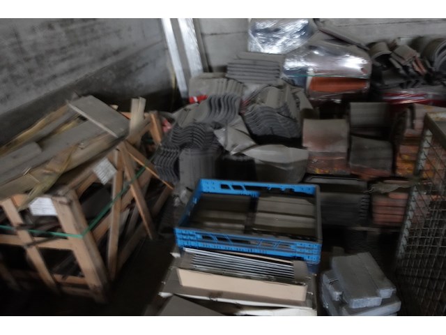 Grote partij diverse dakpannen - afbeelding 6 van  10