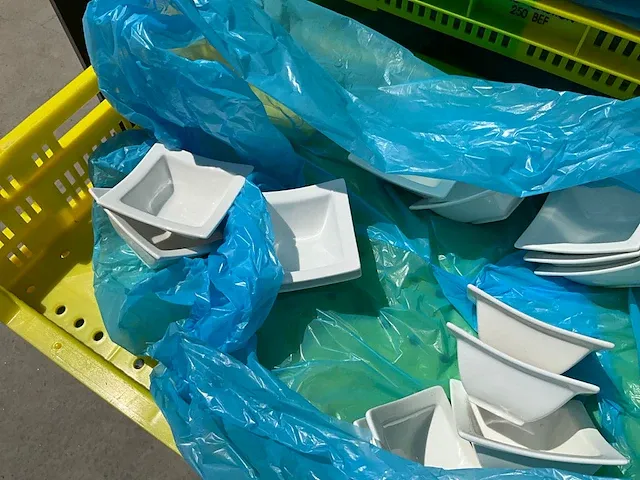 Grote partij diverse glaasjes, borden, tassen - afbeelding 4 van  27