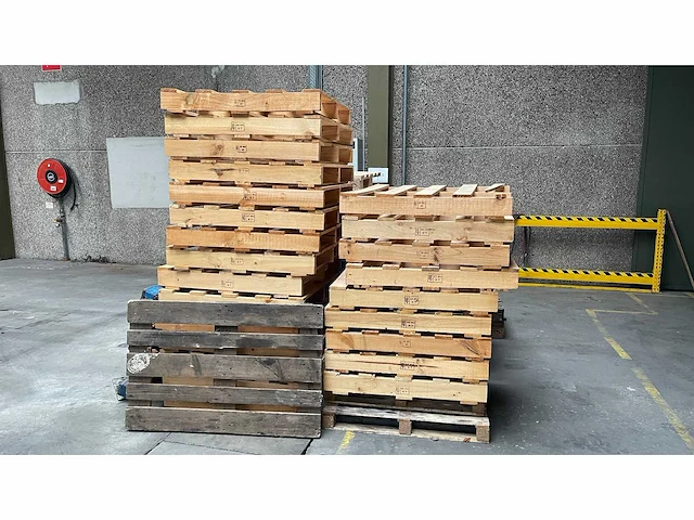 Grote partij diverse houten pallets - afbeelding 1 van  3
