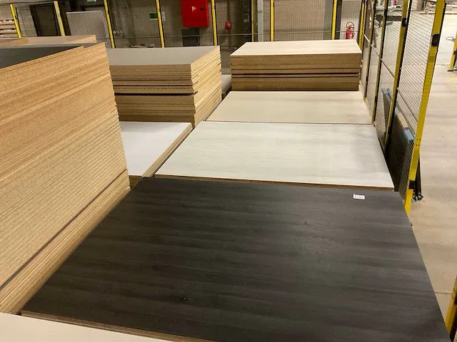 Grote partij diverse houten platen en houten werkbladen - afbeelding 2 van  18