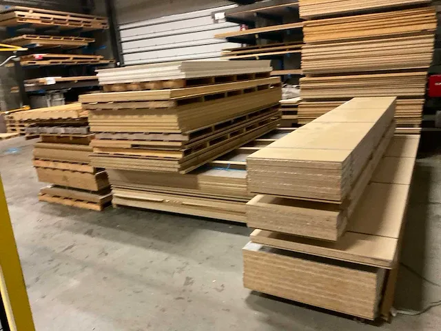 Grote partij diverse houten platen en houten werkbladen - afbeelding 7 van  18