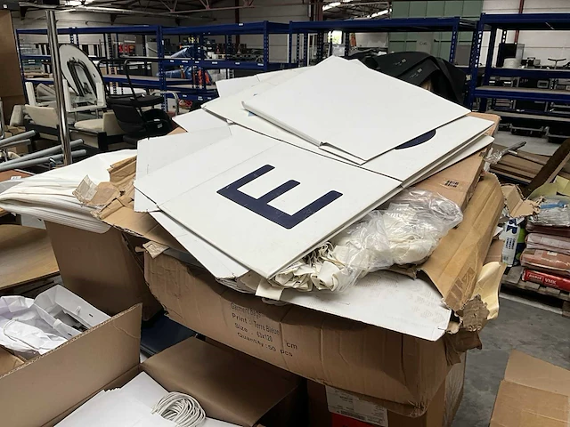 Grote partij diverse kapstokken en zakken terre bleue - afbeelding 15 van  15