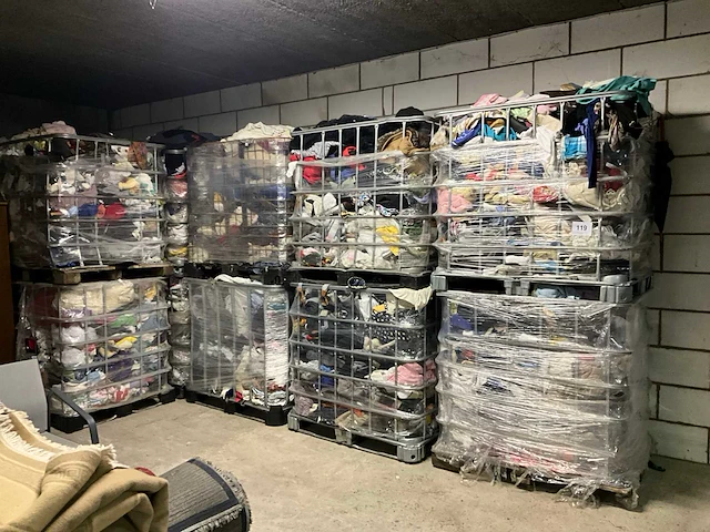 Grote partij diverse kleding - afbeelding 1 van  13