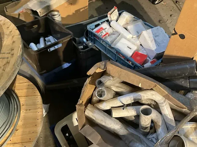 Grote partij diverse kunststoffen buizen en toebehoren - afbeelding 4 van  15