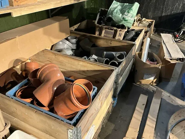 Grote partij diverse kunststoffen buizen en toebehoren - afbeelding 7 van  15