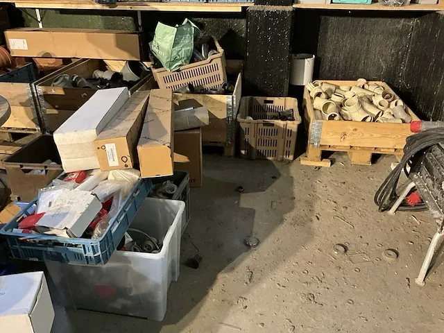 Grote partij diverse kunststoffen buizen en toebehoren - afbeelding 1 van  15