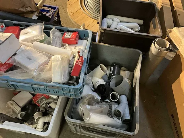 Grote partij diverse kunststoffen buizen en toebehoren - afbeelding 14 van  15