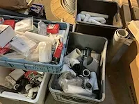 Grote partij diverse kunststoffen buizen en toebehoren - afbeelding 14 van  15