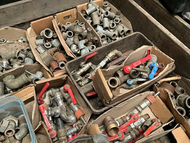 Grote partij diverse metalen koppelstukken en afsluitkranen wo basic en grk - afbeelding 5 van  16