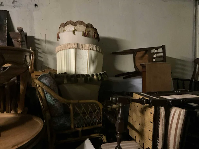 Grote partij diverse meubels en stoelen - afbeelding 8 van  40