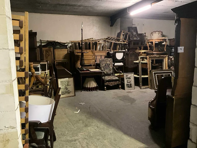 Grote partij diverse meubels en stoelen - afbeelding 1 van  40