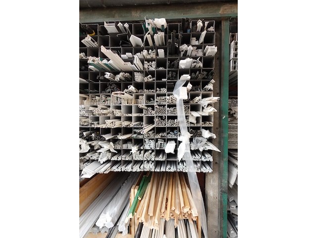 Grote partij diverse plastic glaslatten/profielen kömmerling - afbeelding 2 van  15