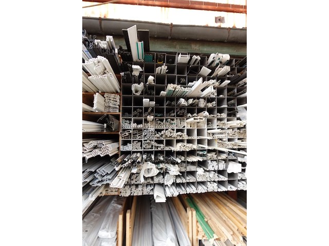 Grote partij diverse plastic glaslatten/profielen kömmerling - afbeelding 15 van  15