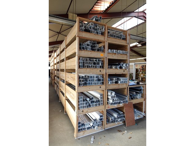 Grote partij diverse plastic raamprofielen kömmerling - afbeelding 1 van  7