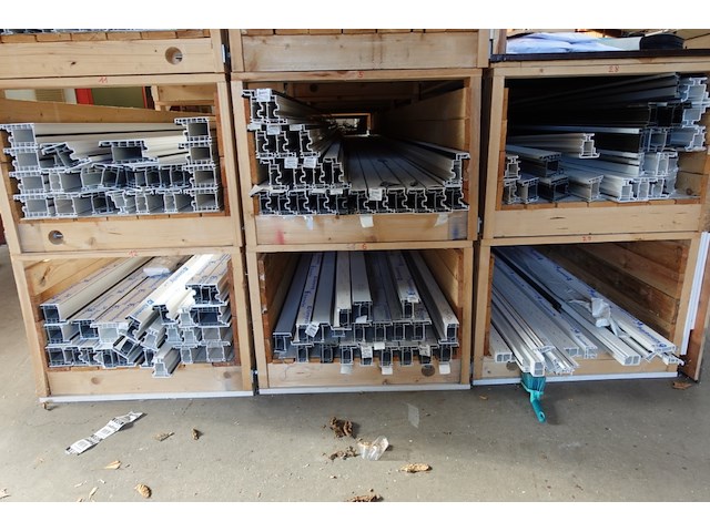 Grote partij diverse plastic raamprofielen kömmerling - afbeelding 3 van  7