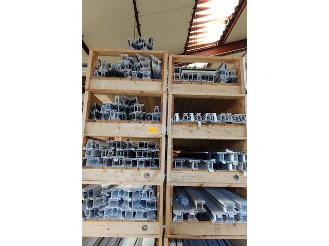 Grote partij diverse plastic raamprofielen kömmerling - afbeelding 4 van  7