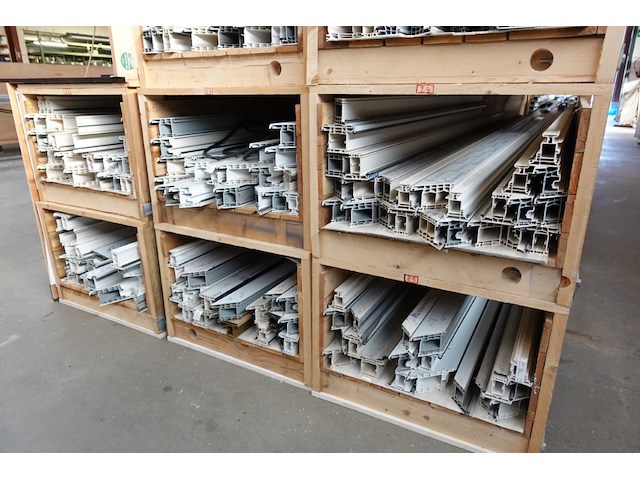 Grote partij diverse plastic raamprofielen kömmerling - afbeelding 6 van  7