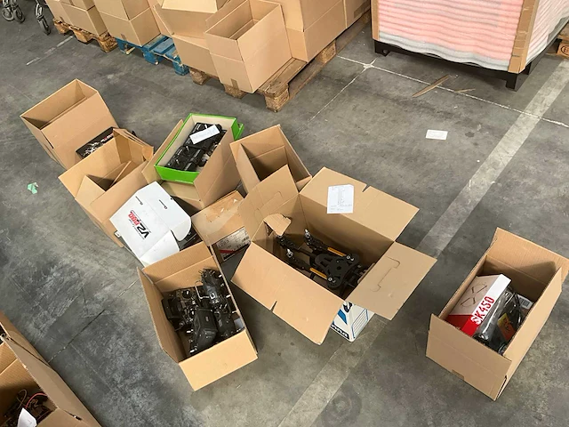 Grote partij diverse rc drones en helikopteronderdelen - afbeelding 12 van  22