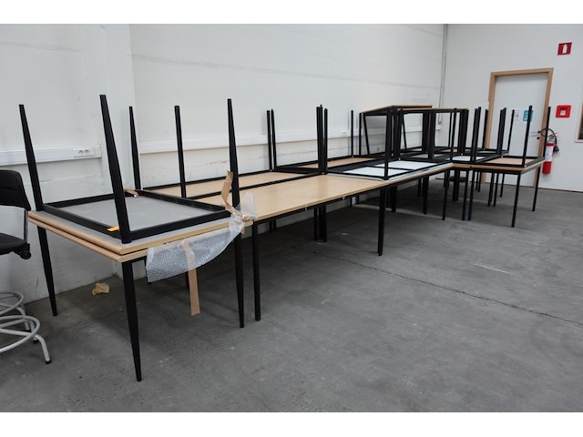 Grote partij diverse tafels - afbeelding 1 van  9