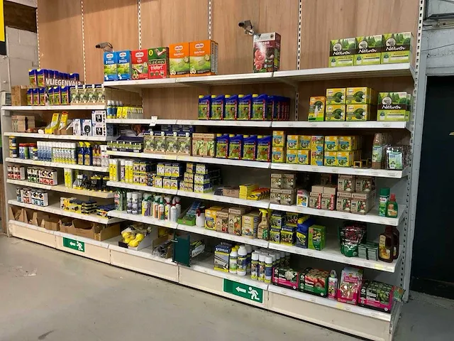 Grote partij diverse tuinprodukten - afbeelding 1 van  18