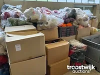 Grote partij garen en kragen - afbeelding 1 van  6