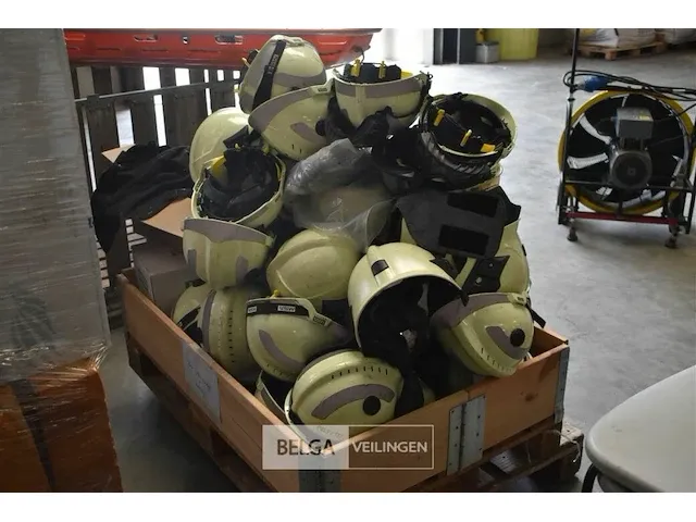Grote partij gebruikte brandweer helmen (zonder bak) - afbeelding 2 van  3
