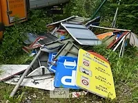 Grote partij gebruikte verkeersborden - afbeelding 1 van  9