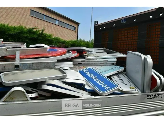 Grote partij gebruikte verkeersborden - afbeelding 6 van  9