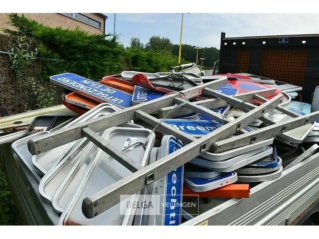 Grote partij gebruikte verkeersborden - afbeelding 7 van  9