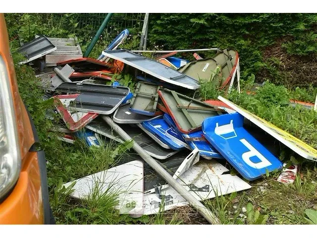 Grote partij gebruikte verkeersborden - afbeelding 9 van  9