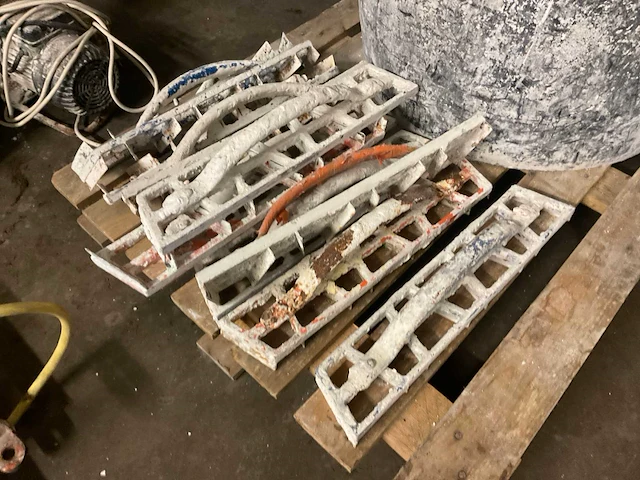 Grote partij gipsschaven en spackmessen - afbeelding 2 van  3