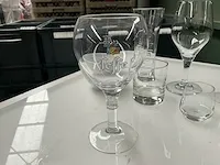 Grote partij glazen en kopjes + glazenkorven - afbeelding 6 van  8
