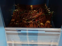 Grote partij grijpbakken elektrische kabels - afbeelding 2 van  31