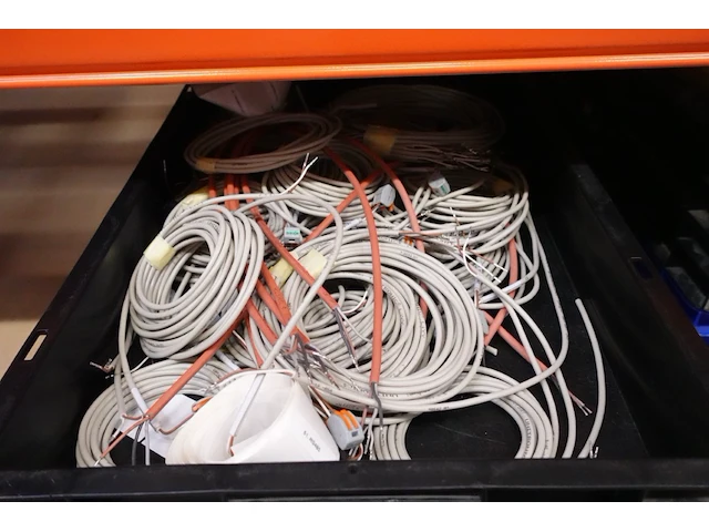 Grote partij grijpbakken elektrische kabels - afbeelding 3 van  31