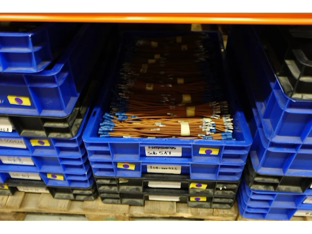 Grote partij grijpbakken elektrische kabels - afbeelding 4 van  31