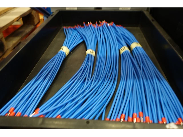 Grote partij grijpbakken elektrische kabels - afbeelding 7 van  31