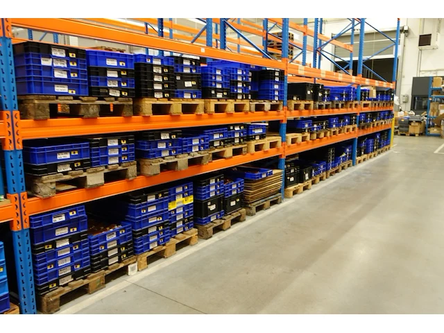 Grote partij grijpbakken elektrische kabels - afbeelding 1 van  31