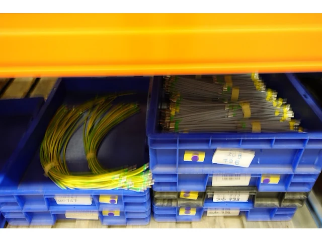 Grote partij grijpbakken elektrische kabels - afbeelding 13 van  31