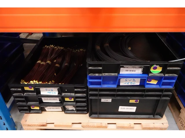 Grote partij grijpbakken elektrische kabels - afbeelding 14 van  31