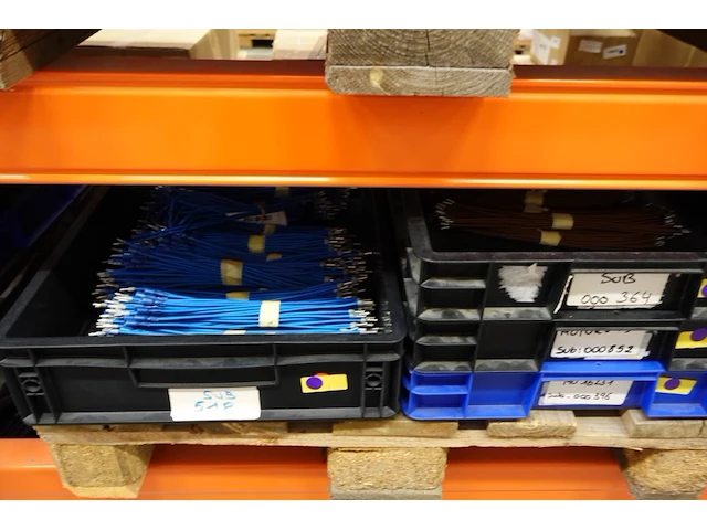 Grote partij grijpbakken elektrische kabels - afbeelding 15 van  31