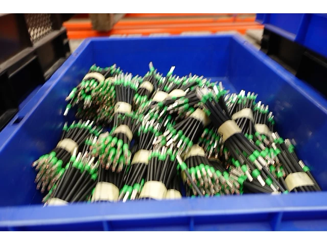 Grote partij grijpbakken elektrische kabels - afbeelding 22 van  31