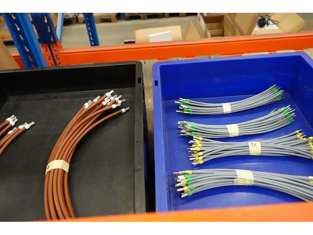 Grote partij grijpbakken elektrische kabels - afbeelding 25 van  31