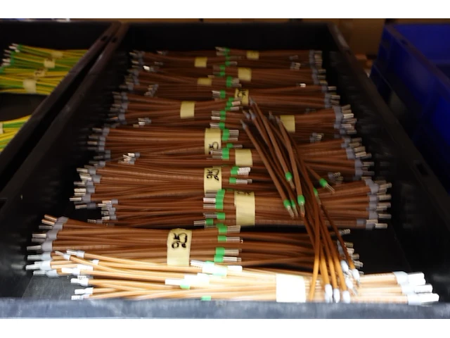 Grote partij grijpbakken elektrische kabels - afbeelding 26 van  31