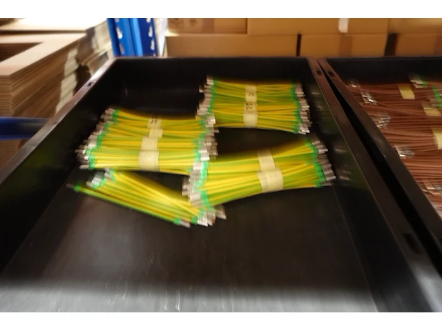 Grote partij grijpbakken elektrische kabels - afbeelding 27 van  31